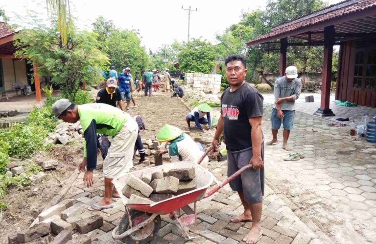 Gotong Royong Warga Dukuh Goito, Merajut Jalan dan Kebersamaan