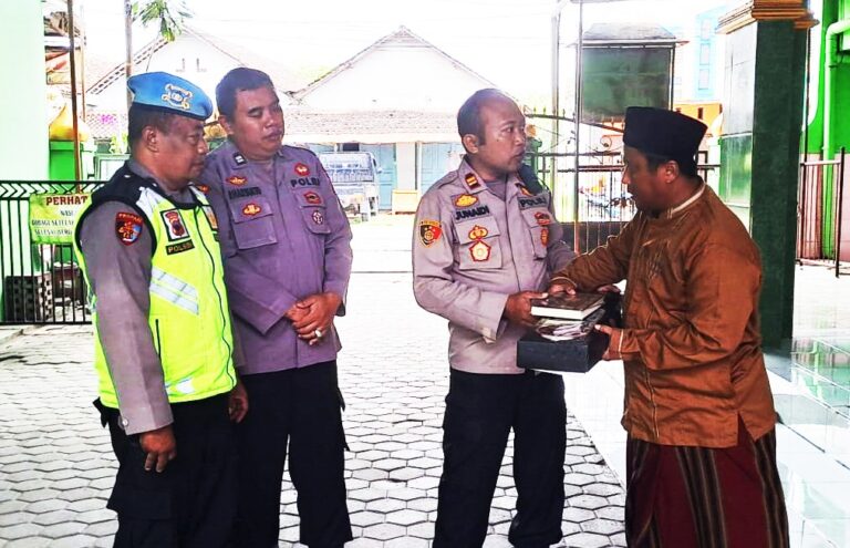 Jelang Ramadhan, Kapolda Jateng Salurkan Bantuan Perangkat Salat ke Masjid di Jepon