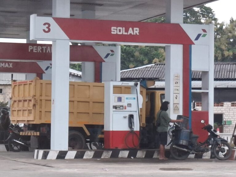 Diduga Serap 8.000 Liter Sehari, Pembelian Solar Subsidi Berjerigen di SPBU Sugihan Tuban Disorot Publik