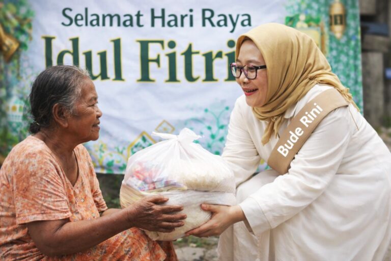 Berkah di Ujung Ramadan: Senyum Warga Karangjati Menyambut Sedekah “Bude Rini”